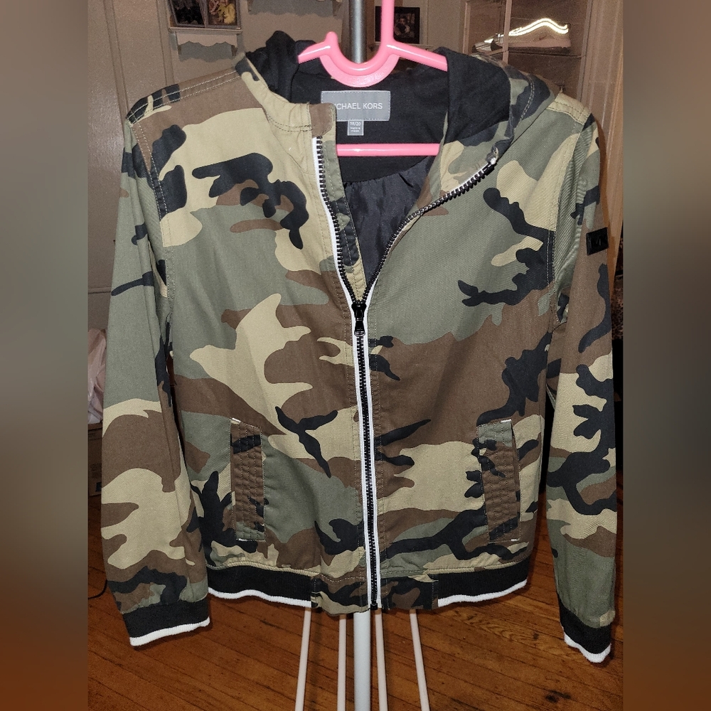 Michael Kors Camo zipper jacket and side pockets. Boys, Big kids size 18/20.